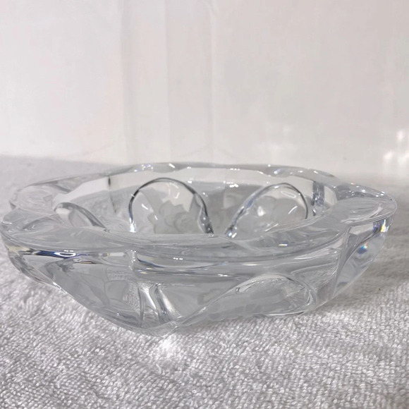 Vintage Round Clear Cut Glass With Frosted Textured Flowers Ashtray Trinket Dish - Picture 8 of 16